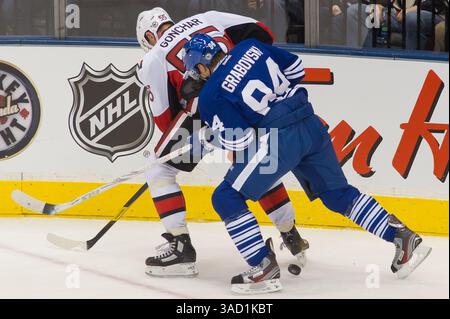 12. November 2011: Toronto, Ontario, Kanada – der Verteidiger Sergei Gonchar (55) des Ottawa Senators wird von Toronto Maple Leafs Forward Mikhail Grabovski (84) in der 2. Periode kontrolliert. Die Ottawa Senators führen die Toronto Maple Leafs 2–1 nach zwei Perioden an. (Bild: © Keith Hamilton/Southcreek/ZUMAPRESS.com) Stockfoto
