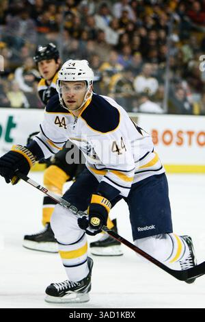 November 2011 – Boston, Massachusetts, USA S - Buffalo Sabres Verteidiger Andrej Sekera (44) in Aktion während des Spiels gegen die Boston Bruins im TD Garden in Boston, Massachusetts. Bruins schlug Sabres 6-2. (Kreditbild: © Mark Box/Southcreek/ZUMAPRESS.com) Stockfoto