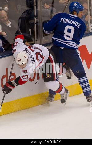 12. November 2011: Toronto, Ontario, Kanada: Die Ottawa Senatoren sind Kaspars Daugavins (23) und Toronto Maple Leafs Defenceman Mike Komisarek (8) in der 2. Phase hinter dem Netz. Die Ottawa Senators führen die Toronto Maple Leafs 2–1 nach zwei Perioden an. (Bild: © Keith Hamilton/Southcreek/ZUMAPRESS.com) Stockfoto