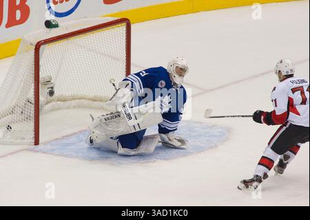 12. November 2011: Toronto, Ontario, Kanada - Ottawa Senators Stürmer Nick Foligno (71) trifft in der 2. Periode auf Toronto Maple Leafs Torwart Ben Scrivens (30). Die Ottawa Senators führen die Toronto Maple Leafs 2–1 nach zwei Perioden an. (Bild: © Keith Hamilton/Southcreek/ZUMAPRESS.com) Stockfoto