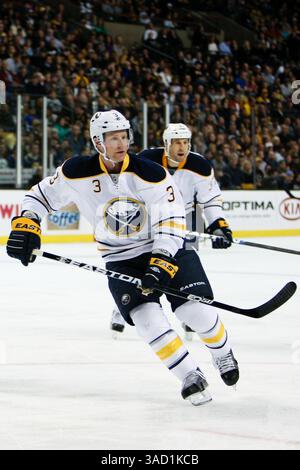 November 2011 – Boston, Massachusetts, USA S - Buffalo Sabres Verteidiger Jordan Leopold (3) in Aktion während des Spiels gegen die Boston Bruins im TD Garden in Boston, Massachusetts. Bruins schlug Sabres 6-2. (Kreditbild: © Mark Box/Southcreek/ZUMAPRESS.com) Stockfoto
