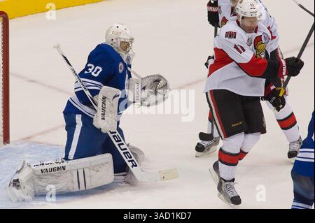 12. November 2011: Toronto, Ontario, Kanada – Toronto Maple Leafs Torwart Ben Scrivens (30) macht in der 2. Periode gegen die Ottawa Senators einen Handschuh. Die Ottawa Senators führen die Toronto Maple Leafs 2–1 nach zwei Perioden an. (Bild: © Keith Hamilton/Southcreek/ZUMAPRESS.com) Stockfoto
