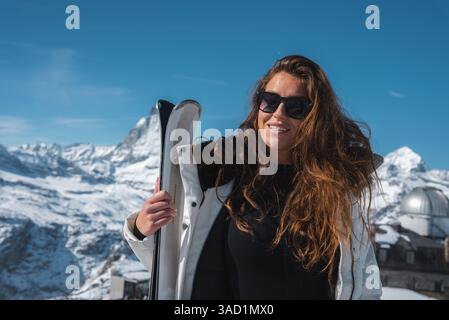 Frau mit Skiern in Zermatt, Schweiz mit Matterhorn View Stockfoto