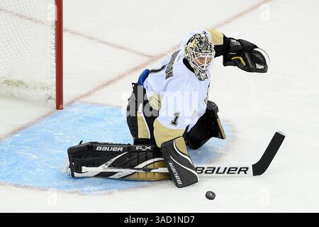 November 2011: Raleigh, North Carolina, USA S - Torwart Brent Johnson (1) der Pittsburgh Penguins blockiert das Tor. Hurricanes besiegten die Penguins 5-3 im RBC Center in Raleigh, North Carolina. (Bild: © Anthony Barham/Southcreek/ZUMAPRESS.com) Stockfoto