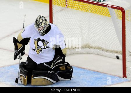 November 2011: Raleigh, North Carolina, USA S - Pittsburgh Penguins Torwart BRENT JOHNSON (1) verpasst den Schuss der Stöcke. Hurrikane besiegten die Penguins 5-3 im RBC Center. (Bild: © Anthony Barham/Southcreek/ZUMAPRESS.com) Stockfoto