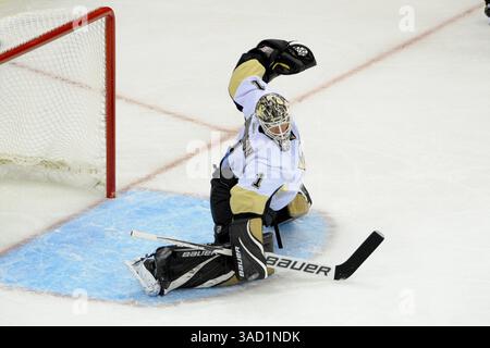 November 2011: Raleigh, North Carolina, USA S - Torwart Brent Johnson (1) der Pittsburgh Penguins blockiert das Tor. Hurricanes besiegten die Penguins 5-3 im RBC Center in Raleigh, North Carolina. (Bild: © Anthony Barham/Southcreek/ZUMAPRESS.com) Stockfoto