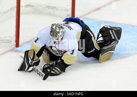 November 2011: Raleigh, North Carolina, USA S - Torwart Brent Johnson (1) der Pittsburgh Penguins fällt, um einen Schuss zu blockieren. Hurricanes besiegten die Penguins 5-3 im RBC Center in Raleigh, North Carolina. (Bild: © Anthony Barham/Southcreek/ZUMAPRESS.com) Stockfoto