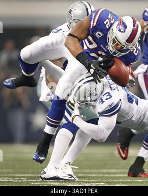13. November 2011 - Arlington, TX, USA - Buffalo Bills Running Back Fred Jackson (22) fumbelt, nachdem er im 4. Quartal von den Dallas Cowboys mit dem Freischutz Gerald Sensabaugh (43) getroffen wurde. Die Dallas Cowboys besiegten die Buffalo Bills mit 44:7, am Sonntag, den 13. November 2011, im Cowboys Stadium in Arlington, Texas. (Bild: © Ron Jenkins/Fort Worth Star-Telegram/MCT/ZUMAPRESS.com) Stockfoto