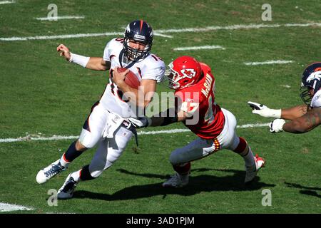 13. November 2011 – Kansas City, Missouri, Vereinigte Staaten von Amerika – Denver Broncos Quarterback Tim Tebow (15) zieht sich 47 in der ersten Halbzeit von den Kansas City Chiefs ab. Die Broncos führen die Chiefs 10-0 in der Halbzeit im Arrowhead Stadium an. (Kreditbild: © Jacob Paulsen/Southcreek/ZUMAPRESS.com) Stockfoto