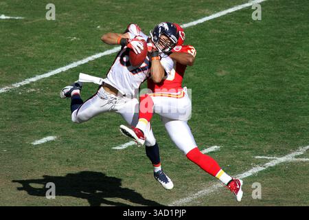 13. November 2011: Kansas City, Missouri, Vereinigte Staaten von Amerika - Kansas City Chiefs Cornerback Brandon Carr (39) bricht den Pass für Denver Broncos Wide Receiver Eric Decker (87) während der ersten Halbzeit auf. Die Broncos führen die Chiefs 10-0 in der Halbzeit im Arrowhead Stadium an. (Kreditbild: © Jacob Paulsen/Southcreek/ZUMAPRESS.com) Stockfoto