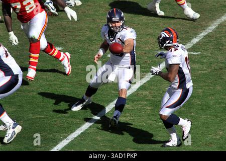 13. November 2011 – Kansas City, Missouri, Vereinigte Staaten von Amerika – Denver Broncos Quarterback Tim Tebow (15) tritt in der ersten Halbzeit gegen den Wide Receiver Eddie Royal (19) an. Die Broncos führen die Chiefs 10-0 in der Halbzeit im Arrowhead Stadium an. (Kreditbild: © Jacob Paulsen/Southcreek/ZUMAPRESS.com) Stockfoto