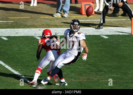 13. November 2011 - Kansas City, Missouri, Vereinigte Staaten von Amerika - Kansas City Chiefs kostenlose Sicherheit Kendrick Lewis (23) bricht den Pass für Denver Broncos Wide Receiver Eric Decker (87) während der ersten Halbzeit auf. Die Broncos führen die Chiefs 10-0 in der Halbzeit im Arrowhead Stadium an. (Kreditbild: © Jacob Paulsen/Southcreek/ZUMAPRESS.com) Stockfoto