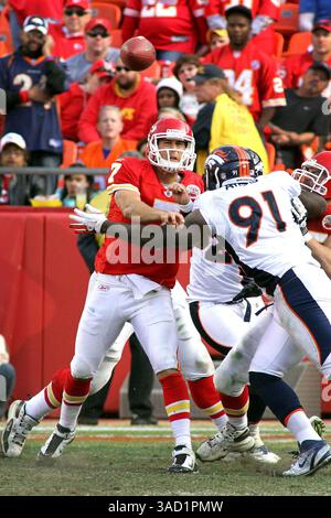 13. November 2011: Kansas City, Missouri, Vereinigte Staaten von Amerika – der Quarterback der Kansas City Chiefs Matt Cassel (7) steht unter dem Druck von Denver Broncos Defensive End Robert Ayers (91) während der zweiten Halbzeit. Die Broncos besiegen die Chiefs 17-10 im Arrowhead Stadium. (Kreditbild: © Jacob Paulsen/Southcreek/ZUMAPRESS.com) Stockfoto