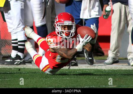13. November 2011: Kansas City, Missouri, Vereinigte Staaten von Amerika – Kansas City Chiefs Running Back Dexter McCluster (22) hält sich während der zweiten Halbzeit nicht an den Pull-in-Pass. Die Broncos besiegen die Chiefs 17-10 im Arrowhead Stadium. (Kreditbild: © Jacob Paulsen/Southcreek/ZUMAPRESS.com) Stockfoto