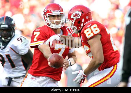 13. November 2011 – Kansas City, Missouri, USA – der Quarterback der Kansas City Chiefs MATT CASSEL (7) macht sich in der zweiten Halbzeit im Arrowhead Stadium an den Running Back JACKIE BATTLE (26). (Kreditbild: © Jacob Paulsen/Southcreek/ZUMAPRESS.com) Stockfoto