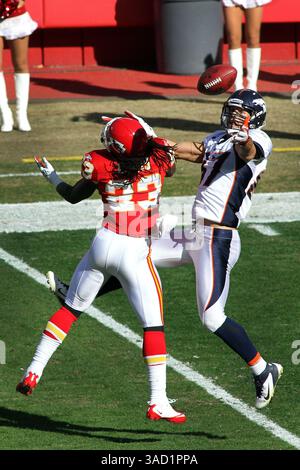 13. November 2011 - Kansas City, Missouri, Vereinigte Staaten von Amerika - Kansas City Chiefs kostenlose Sicherheit Kendrick Lewis (23) bricht den Pass für Denver Broncos Wide Receiver Eric Decker (87) während der ersten Halbzeit auf. Die Broncos führen die Chiefs 10-0 in der Halbzeit im Arrowhead Stadium an. (Kreditbild: © Jacob Paulsen/Southcreek/ZUMAPRESS.com) Stockfoto