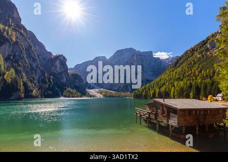 Blick auf den Pragser See in der Herbstsaison. Europa, Italien, Südtirol, Pragstal, Provinz Bozen, Prags Gemeinde. Stockfoto
