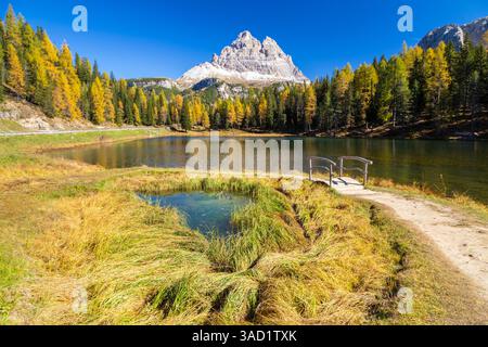 Blick auf den See Antorno mit Tre Cime di Lavaredo im Hintergrund. Misurina, Dolomiten, Provinz Belluno, Venetien, Italien. Stockfoto