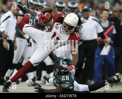 13. November 2011 - Philadelphia, PA, USA - Jaiquawn Jarrett von Philadelphia Eagles, rechts, schiebt Larry Fitzgerald, links, außerhalb der Grenzen, nachdem er im 1. Quartal einen Fang gemacht hat. Die Arizona Cardinals besiegten die Philadelphia Eagles am Sonntag, den 13. November 2011, im Lincoln Financial Field in Philadelphia, Pennsylvania. (Kreditbild: © Yong Kim/Philadelphia Daily News/MCT/ZUMAPRESS.com) Stockfoto
