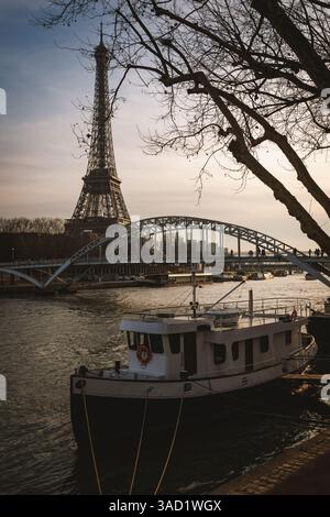 Boot auf der seine in Paris. Eiffelturm im Hintergrund, Sonnenuntergang Stockfoto