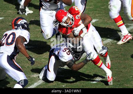 13. November 2011: Kansas City, Missouri, Vereinigte Staaten von Amerika – Kansas City Chiefs Running Back Dexter McCluster (22) wird von Denver Broncos vor Linebacker D.J. Williams (55) in der ersten Halbzeit des Kampfes niedergeschlagen. Die Broncos besiegen die Chiefs 17-10 im Arrowhead Stadium. (Kreditbild: © Jacob Paulsen/Southcreek/ZUMAPRESS.com) Stockfoto