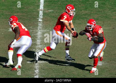 13. November 2011: Kansas City, Missouri, Vereinigte Staaten von Amerika - der Quarterback der Kansas City Chiefs Matt Cassel (7) gibt eine Hand an Thomas Jones (20), der in der ersten Halbzeit gespielt wird. Die Broncos besiegen die Chiefs 17-10 im Arrowhead Stadium. (Kreditbild: © Jacob Paulsen/Southcreek/ZUMAPRESS.com) Stockfoto