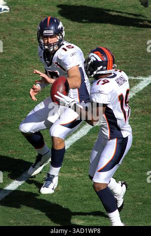 13. November 2011: Kansas City, Missouri, Vereinigte Staaten von Amerika – der Quarterback Tim Tebow aus Denver Broncos (15) stellt den Ball in der ersten Halbzeit gegen den Wide Receiver Eddie Royal (19) auf. Die Broncos besiegen die Chiefs 17-10 im Arrowhead Stadium. (Kreditbild: © Jacob Paulsen/Southcreek/ZUMAPRESS.com) Stockfoto