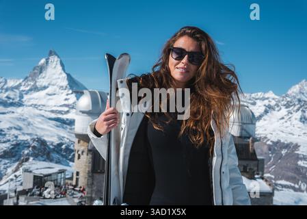 Frau mit Skiern in Zermatt, Schweiz mit Matterhorn View Stockfoto