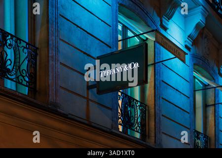 PARIS, FRANKREICH - 18. Februar 2025: Ein Schild für Tiffany and Co. Die Fassade des Gebäudes ist in tiffany-Blau beleuchtet Stockfoto