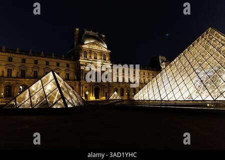 PARIS, FRANKREICH - 18. Februar 2025: Louvre bei Nacht Stockfoto