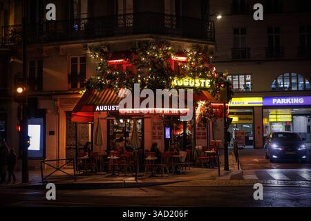 PARIS, FRANKREICH - 18. Februar 2025: Klassisches Pariser Café spät in der Nacht Stockfoto