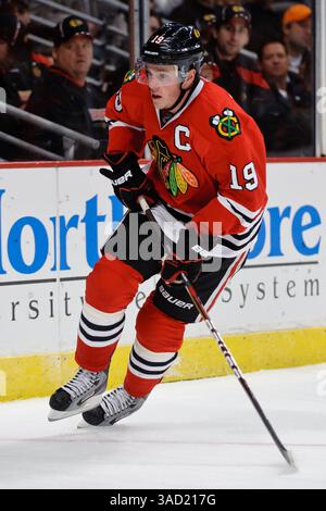 November 2011 – Chicago, Illinois, USA Jonathan Toews (19) während des NHL-Spiels zwischen den Chicago Blackhawks und den Edmonton Oilers im United Center in Chicago, Illinois. Die Blackhawks besiegten die Oilers mit 6:3. (Bild: © John Rowland/Southcreek/ZUMAPRESS.com) Stockfoto