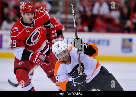 November 2011: Raleigh, North Carolina, USA S - Carolina Hurricanes Right Wing Patrick Dwyer (39) und Philadelphia Flyers Right Wing Harry Zolnierczyk (29) Flyers besiegten die Hurricanes 5-3 im RBC Center in Raleigh North Carolina. (Bild: © Anthony Barham/Southcreek/ZUMAPRESS.com) Stockfoto