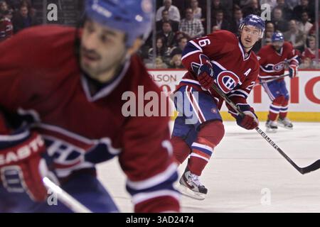 14. November 2011: Montreal, Québec, Kanada – der Verteidiger Josh Gorges (26) und die Teamkollegen Scott Gomez (11) und der Verteidiger P.K. Subban (76) von Montreal Canadiens beobachten, wie sich das Spiel in der zweiten Phase während des Spiels der Montreal Canadiens gegen die Buffalo Sabres im Bell Center entfaltet. Nach zwei Perioden führt Montreal 2:0. (Bild: © Phillippe Champoux/Southcreek/ZUMAPRESS.com) Stockfoto