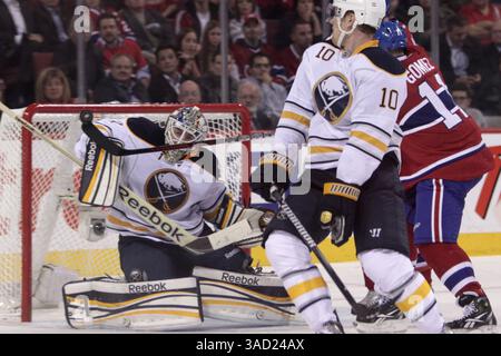 14. November 2011 - Montreal, Québec, Kanada - /a1/ hält sich zurück, als Buffalo Sabres Verteidiger Christian Ehrhoff (10) sich nicht vom Puck treffen lässt und Montreal Canadiens Stürmer Scott Gomez (11) versucht, den Schuss in der dritten Periode während des Spiels der Montreal Canadiens gegen die Buffalo Sabres im Bell Center abzulenken. Buffalo gewann 3-2 Überstunden (Foto: © Phillippe Champoux/Southcreek/ZUMAPRESS.com) Stockfoto