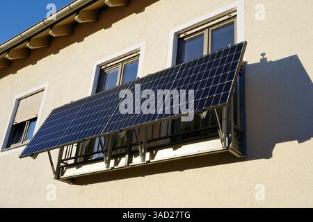 Deutschland, Bayern, Neuötting, Wohngebäude, Balkonkraftwerk, Photovoltaik, Solarmodule Stockfoto