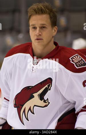 15. November 2011: Toronto, Ontario, Kanada - Phoenix Coyotes Stürmer Lauri Korpikoski (28) während des Aufwärmens vor dem Spiel, bevor er die Toronto Maple Leafs im Air Canada Centre spielte. (Bild: © Keith Hamilton/Southcreek/ZUMAPRESS.com) Stockfoto