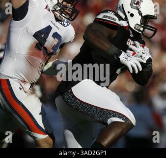 1. Oktober 2011 - Columbia, SC, USA - South Carolina Gamecocks Defensive End Melvin Ingram (6) holt am Samstag, 1. Oktober 2011, eine Abwehr für Auburn Tigers Tight End Philip Lutzenkirchen (43) im Williams-Brice Stadium in Columbia, South Carolina. (Kreditbild: © Tracy Glantz/The State/MCT/ZUMAPRESS.com) Stockfoto