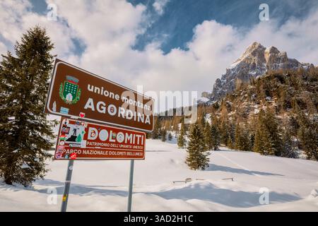 Städtisches Grenzschild mit UNESCO-Weltkulturerbe-Logo, markiert den Eingang zu den Dolomiten, einem geschützten kulturellen und natürlichen Wahrzeichen, Provinz Belluno, Venetien, Italien Stockfoto
