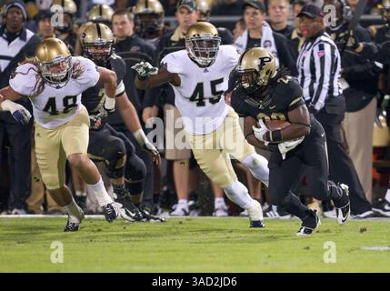 Oktober 2011: Ralph Bolden (#23) trägt den Ball als Notre Dame vor den Linebackern Darius Fleming (#45) und Dan Fox (#48) im NCAA Football-Spiel zwischen den Notre Dame Fighting Irish und den Purdue Boilermakers im Ross-Ade Stadium in West Lafayette, Indiana. Notre Dame besiegte Purdue 38-10. (Bild: © John Mersits/Cal Sport Media/ZUMAPRESS.com) Stockfoto