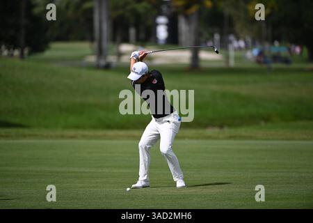 Doral, USA. April 2025. Jinichiro Kozuma von The Iron Heads GC schwingt am 1. Tag des LIV Golf Invitational 2025 - Miami auf dem Trump National Golf Course am 4. April 2025 in Doral, Florida. (Foto: JC Ruiz/SIPA USA) Credit: SIPA USA/Alamy Live News Stockfoto