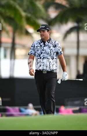 Doral, USA. April 2025. Patrick Reed von der 4Aces GC geht am 1. Tag des LIV Golf Invitational - Miami 2025 auf dem Trump National Golf Course am 4. April 2025 in Doral, Florida. (Foto: JC Ruiz/SIPA USA) Credit: SIPA USA/Alamy Live News Stockfoto