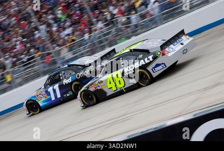 Dover, DE - 02. OCT 2011: Denny Hamlin (11) und Jimmie Johnson (48) fahren für das AAA-Rennen 400 auf dem Dover International Speedway in Dover, DE. (Kreditbild: © ASP/Cal Sport Media/ZUMAPRESS.com) Stockfoto