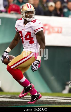 2. Oktober 2011: Josh Morgan (84), der 49ers Wide Receiver, blickt zurück, als er während des NFL-Spiels zwischen den San Francisco 49ers und den Philadelphia Eagles im Lincoln Financial Field in Philadelphia, Pennsylvania, einen Touchdown erzielte. The 49ers Beat the Eagles, 24.-23.(Bild: © Chris Szagola/Cal Sport Media/ZUMAPRESS.com) Stockfoto