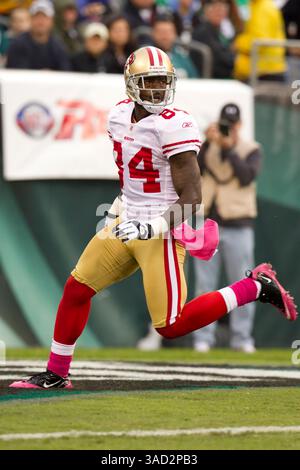 2. Oktober 2011: Josh Morgan (84), der 49ers Wide Receiver, blickt zurück, als er während des NFL-Spiels zwischen den San Francisco 49ers und den Philadelphia Eagles im Lincoln Financial Field in Philadelphia, Pennsylvania, einen Touchdown erzielte. The 49ers Beat the Eagles, 24.-23.(Bild: © Chris Szagola/Cal Sport Media/ZUMAPRESS.com) Stockfoto