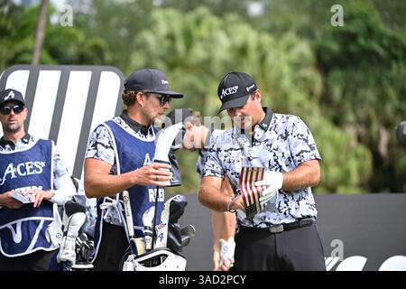 Doral, USA. April 2025. Patrick Reed von der 4Aces GC überprüft am 1. Tag des LIV Golf Invitational 2025 - Miami auf dem Trump National Golf Course am 4. April 2025 in Doral, Florida, die Yardage mit seinem Caddie. (Foto: JC Ruiz/SIPA USA) Credit: SIPA USA/Alamy Live News Stockfoto