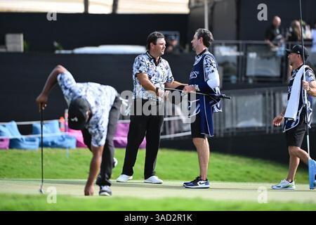 Doral, USA. April 2025. Patrick Reed vom 4Aces GC schüttelt am 1. Tag des LIV Golf Invitational 2025 - Miami am Trump National Golf Course am 4. April 2025 in Doral, Florida, die Hand mit dem Caddie seines Teamkollegen. (Foto: JC Ruiz/SIPA USA) Credit: SIPA USA/Alamy Live News Stockfoto