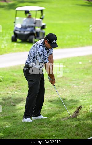 Doral, USA. April 2025. Patrick Reed von den 4Aces GC Hits from the Rough während des ersten Tages des LIV Golf Invitational - Miami 2025 auf dem Trump National Golf Course am 4. April 2025 in Doral, Florida. (Foto: JC Ruiz/SIPA USA) Credit: SIPA USA/Alamy Live News Stockfoto