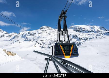 Moderner Skilift in den schneebedeckten Bergen von Zermatt, Schweiz Stockfoto