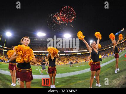 Oktober 2011 . Arizona State Sun Devils Cheerleader in Aktion während des Spiels zwischen den Oregon State Beavers und den Arizona State Sun Devils im Sun Devil Stadium in Tempe, Arizona. Arizona State gewinnt 35:20. Manny Flores/CSM(Credit Image: © Manny Flores/Cal Sport Media/ZUMAPRESS.com) Stockfoto